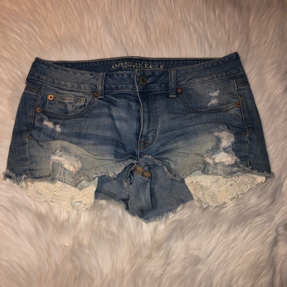 American Eagle Outfitters Pants - AE shorties with lace